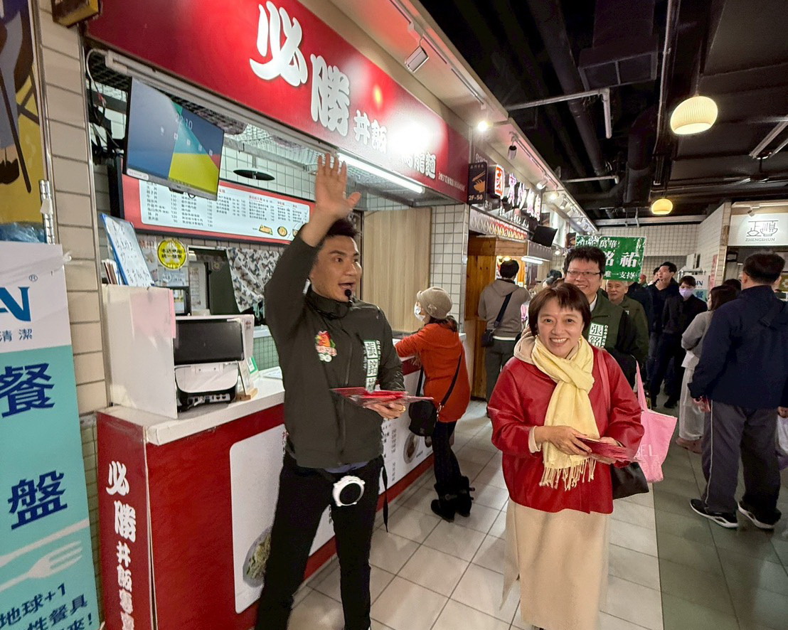 圖／「台派戰鬥雞」張銘祐邀資深媒體人邱明玉，陪同前往中正區的南門市場掃街拜票。（張銘祐提供）