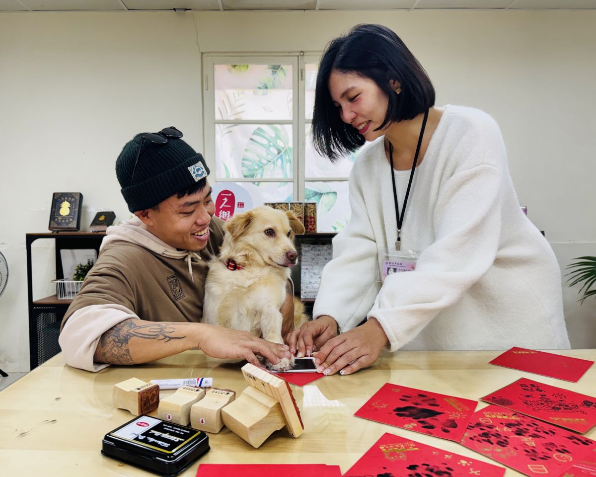圖／淡水古蹟博物館即日起至2月22日在紅毛城推出寵物「掌印斗方」DIY，歡迎有興趣的飼主把握機會前來體驗，讓寵物變成農曆春節最萌的裝飾。（淡水古蹟博物館提供）