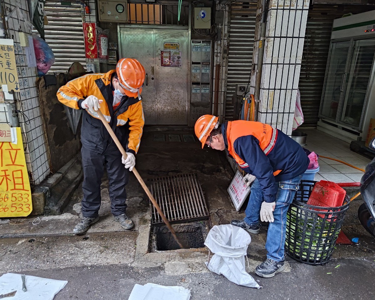 圖／清潔隊員於市場周遭側溝清淤，維護環境整潔與水溝暢通 。（新北市政府環保局提供）
