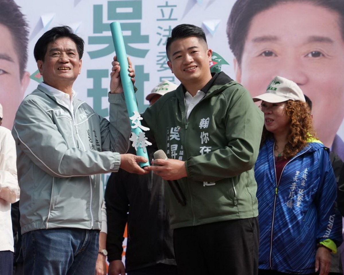 圖／吳昇翰說，這次他的競選口號就是「交棒」，也就是說，其父吳琪銘有打算在2028年把機會讓給其他綠營優秀年輕人了。（吳昇翰臉書）