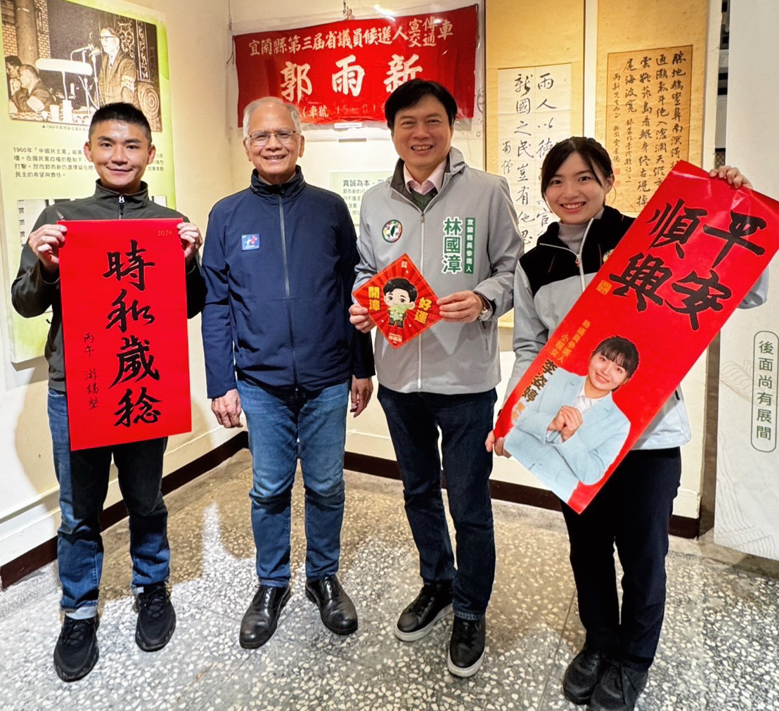 圖／台北市中正萬華市議員初選的參選人張銘祐，今（7）日前往宜蘭市台灣民主尋蹤館，參與仰山文教基金會舉辦的「新春揮毫」活動。（張銘祐提供）