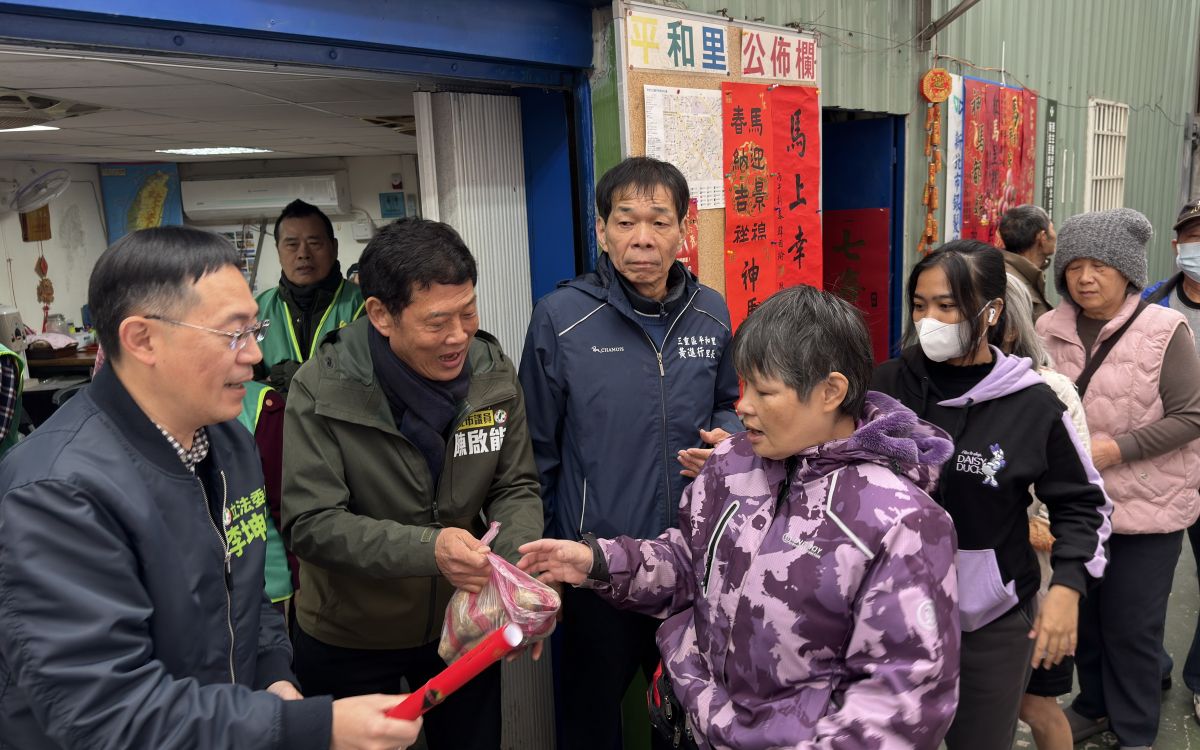 圖／立委李坤城、新北市議員陳啟能今（8）日出席平和里長黃進行舉辦的「農產關懷活動」，協助發送來自雲林水林、連皮可食的優質地瓜。（新北市議員陳啟能服務處提供）