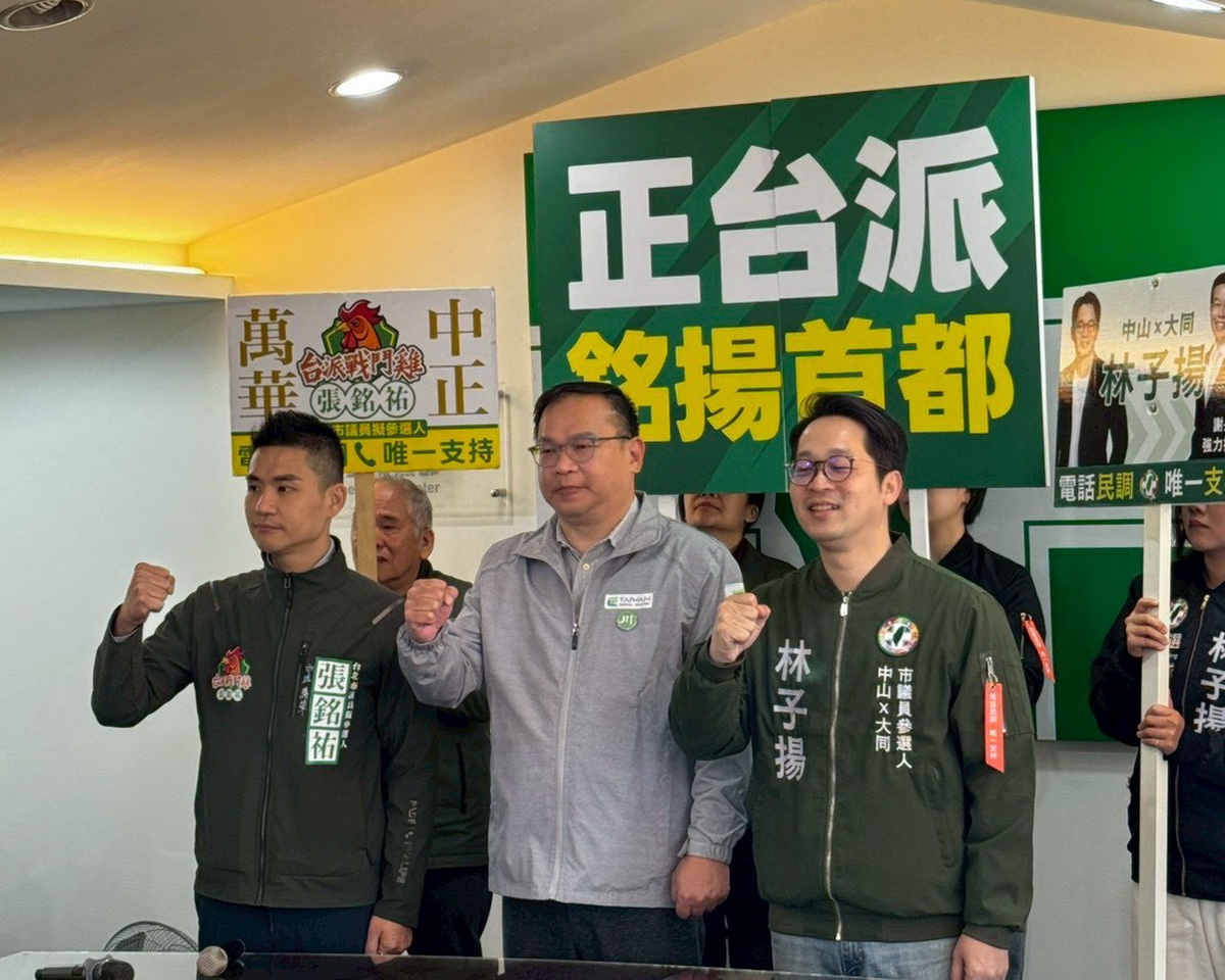 圖／爭取民進黨台北市議員提名的張銘祐與林子揚，今（1）日在立委王義川帶領下，前往民進黨台北市黨部完成登記，正式投入黨內初選戰局。（張銘祐提供）