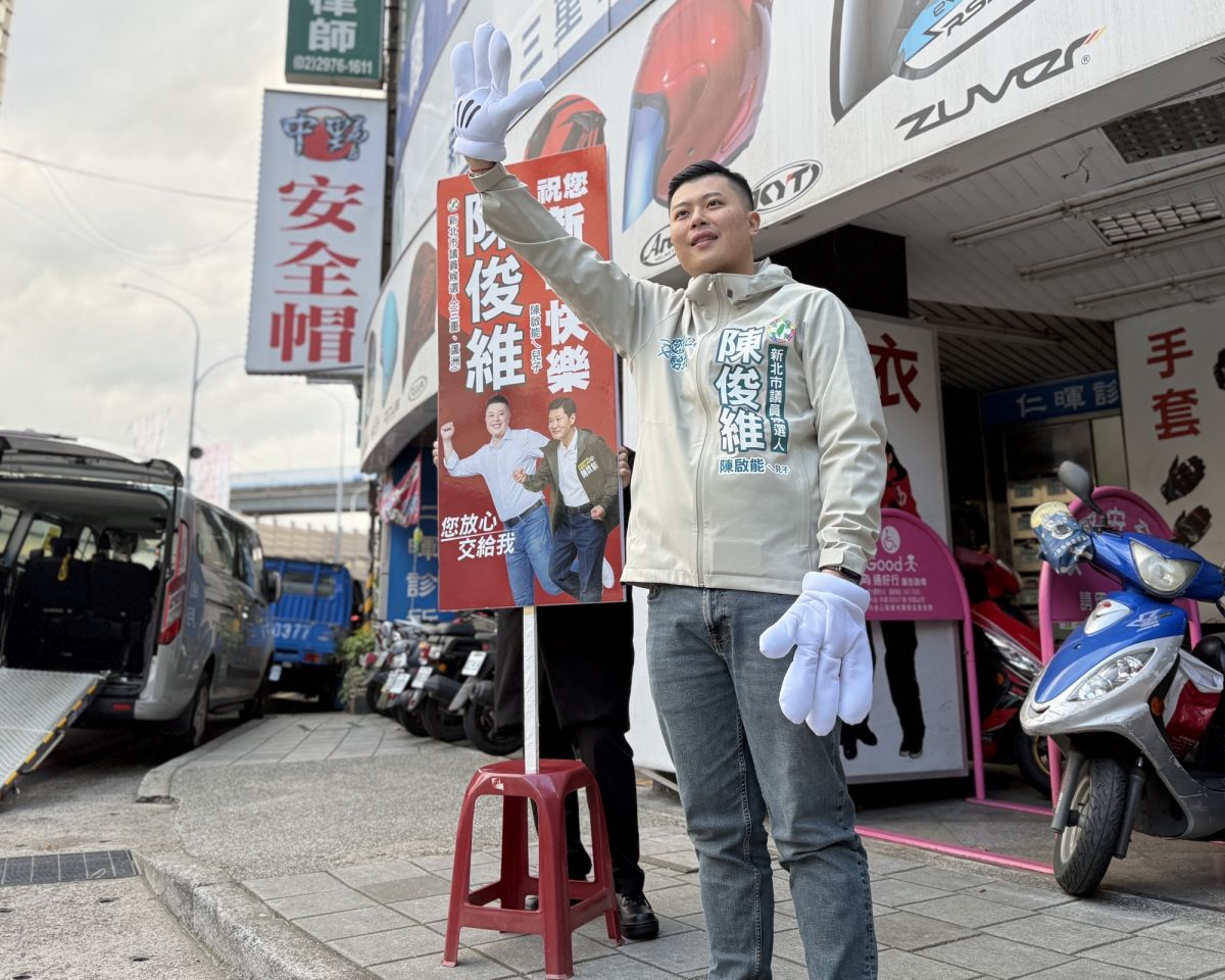 圖／陳俊維指出，農曆新年將至，通勤路上的這份問候，為繁忙的早晨增添了些許溫度，也為選戰注入不同的節奏與風景。（新北市議員陳啟能辦公室提供）