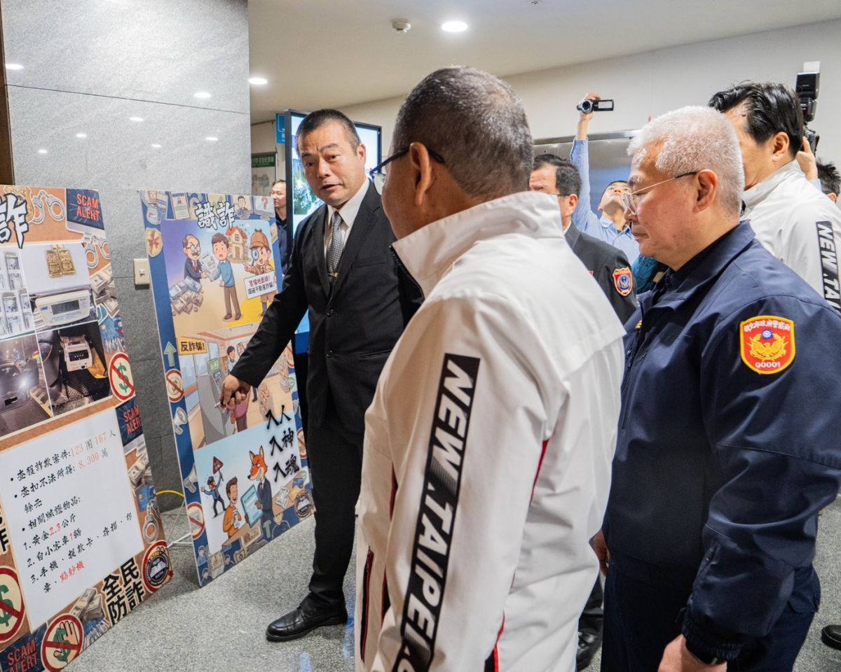 圖／新北市長侯友宜由警察局局長方仰寧會同刑事警察大隊大隊長黃國師講述「安心五大面向」淨化治安的成果。（新北市政府警察局提供）