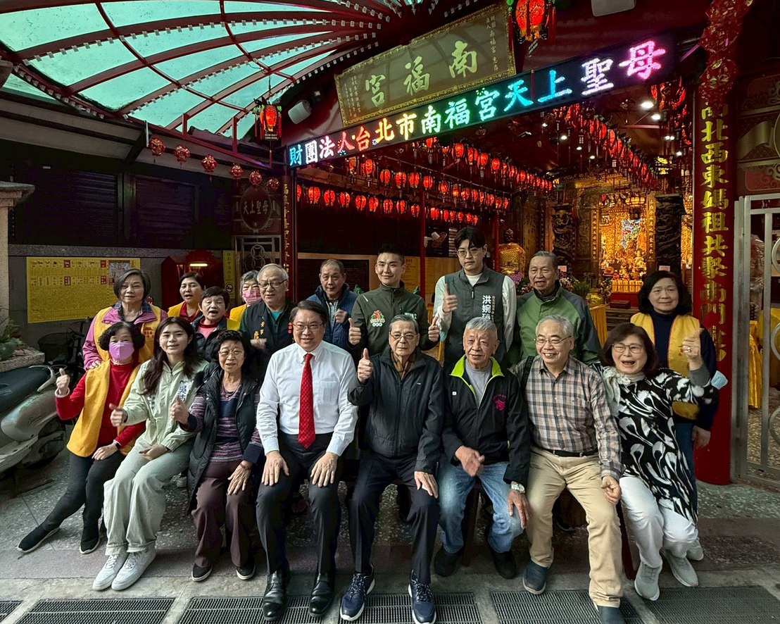 圖／前內政部長林右昌在「台派戰鬥雞」張銘祐的陪同下，先後參訪艋舺清水巖祖師廟並前往南福宮參香祈福。（張銘祐提供）