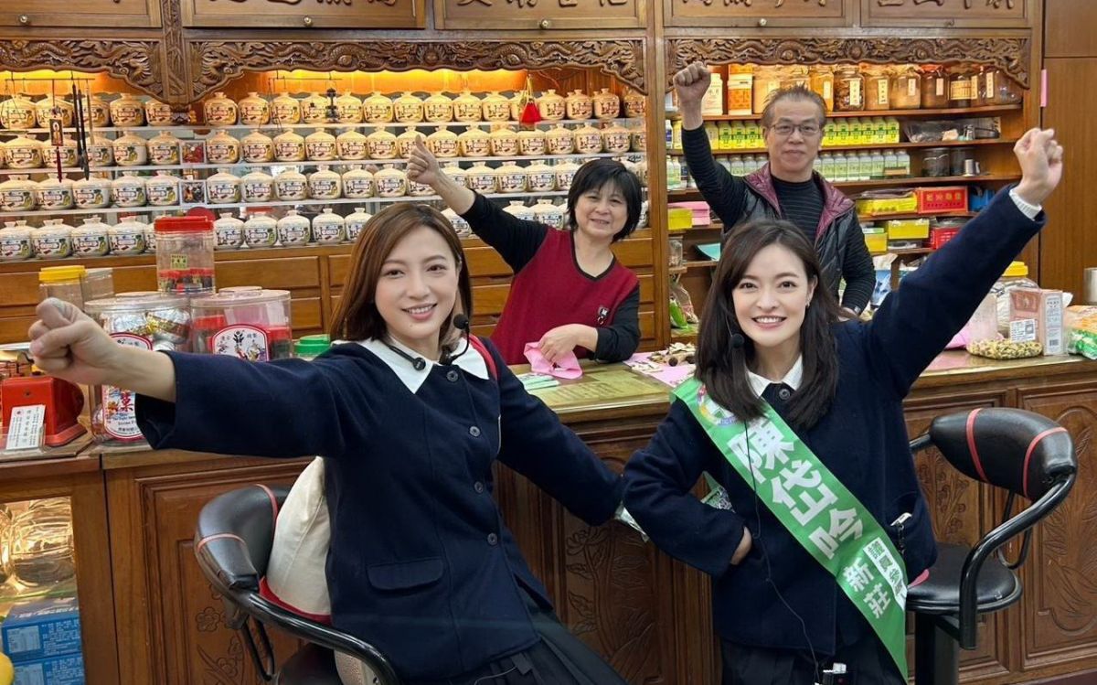圖／新莊區參選人陳岱吟今（12）日與金陵女中學姐、新北市議員陳乃瑜合體，現身新莊宏泰市場掃街拜年。（陳岱吟辦公室提供）