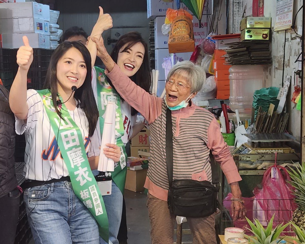 圖／民進黨新北市（新莊區）議員參選人陳岱吟今（13）日邀新北市議員山田摩衣共同走訪新莊四維市場發放春聯。（陳岱吟辦公室提供）