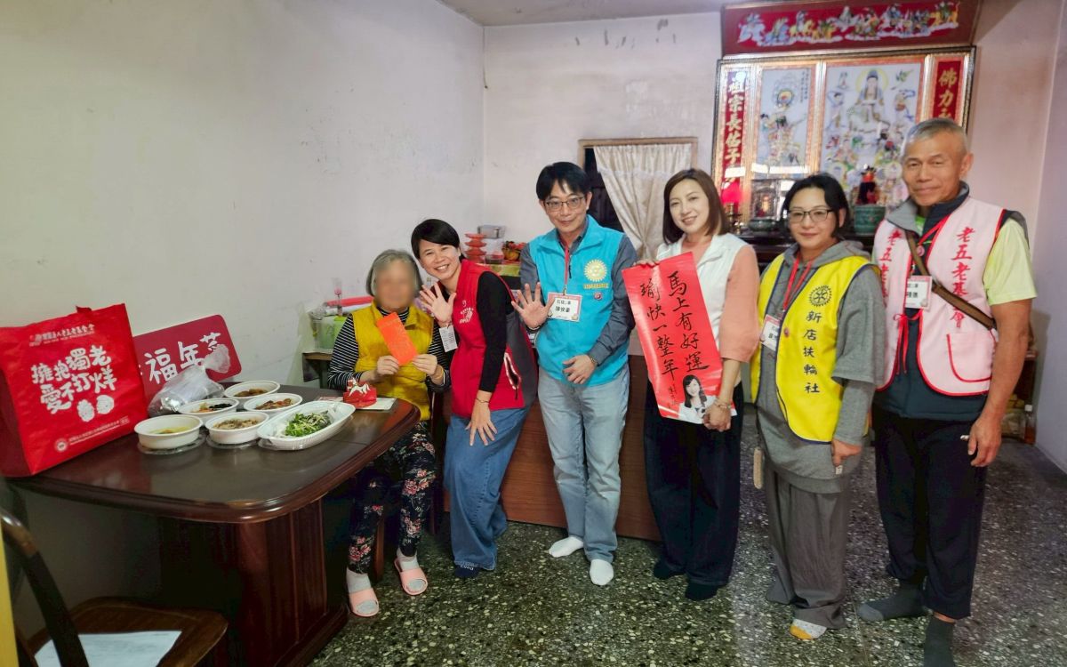 圖/新北市議員陳乃瑜連續第二年響應財團法人老五老基金會與新店扶輪社的號召,親手將現煮年菜送到長輩手中。(新北市議員陳乃瑜提供)