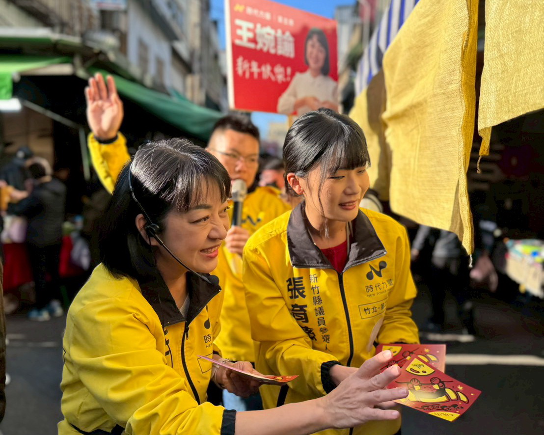 圖/春節將至,時代力量黨主席王婉諭春特別到竹北市場向鄉親拜早年。(時代力量提供)