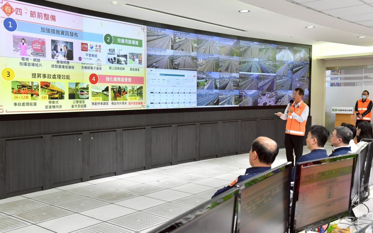 圖/交通部高速公路局長陳文瑞向行政院長卓榮泰簡報春節連假國道疏運的辦理情形。(行政院提供)