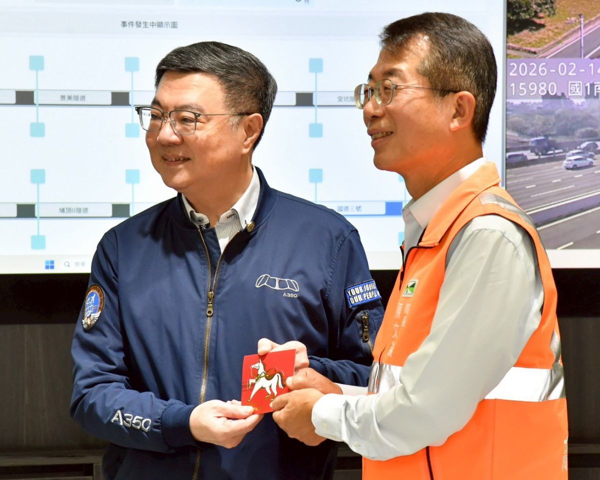 圖/行政院長卓榮泰致贈總統賀歲福袋予交通部高速公路局長陳文瑞。(行政院提供)