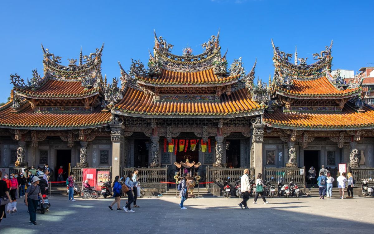 圖／三峽清水祖師廟精緻的石柱雕刻，威嚴中流露雅致，素有東方藝術殿堂美譽。（新北市政府觀光旅遊局提供）