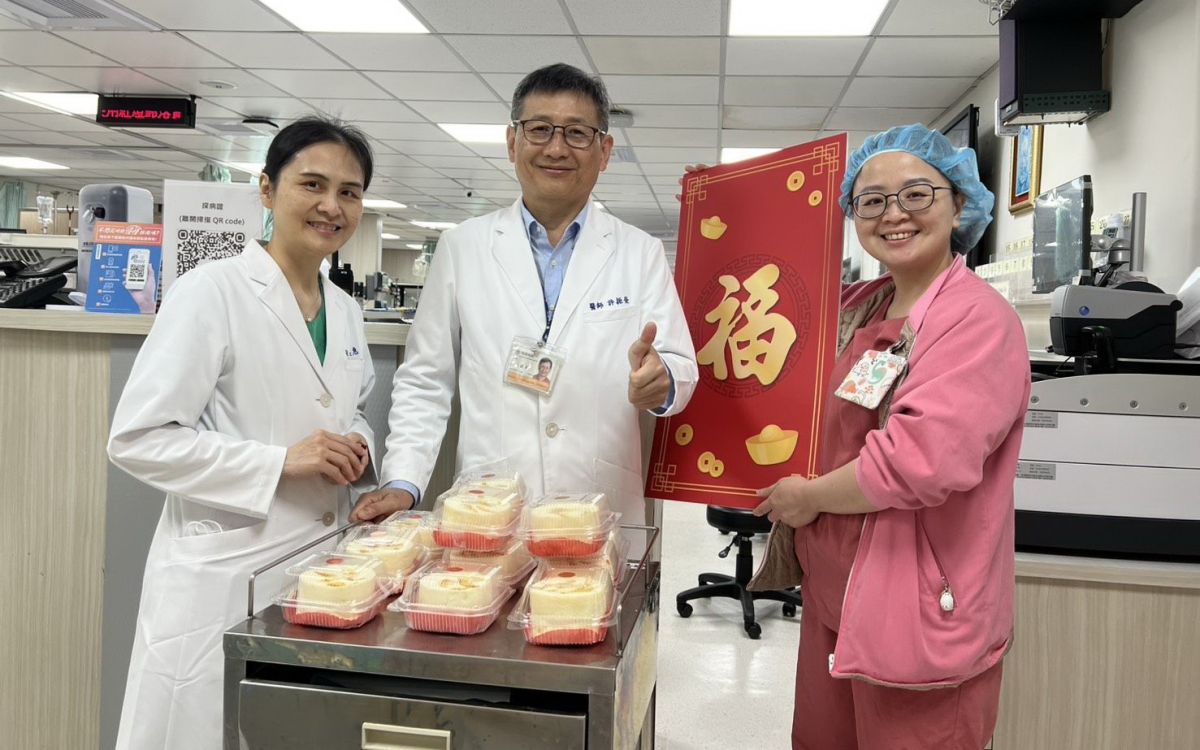 圖/王欣怡護理師(右一)收到院方代表許顧問醫師(中)及黃護理長(左)贈送的除夕關懷紅包。(衛生福利部臺北醫院提供)
