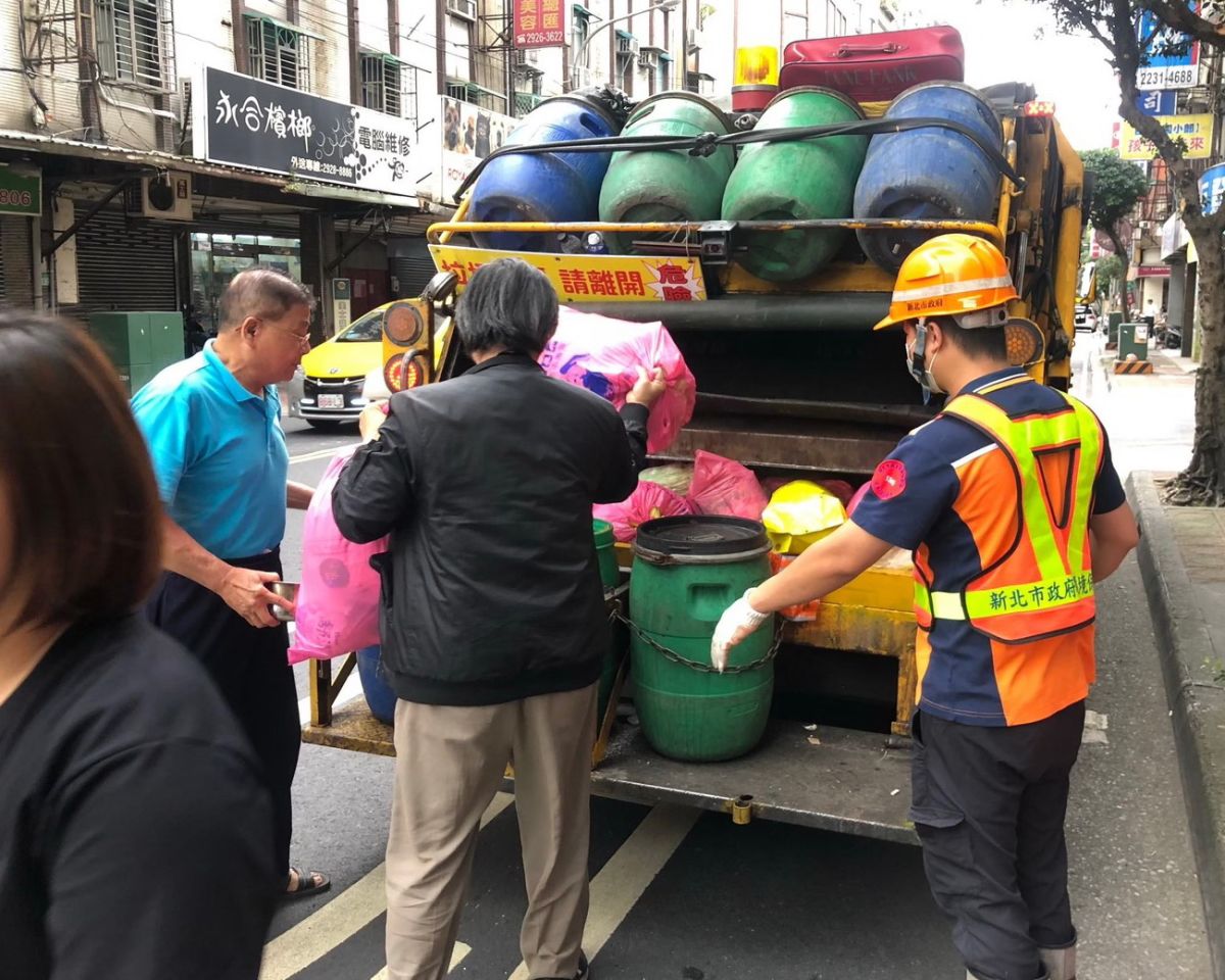 圖/清潔隊員執行垃圾收運勤務。(新北市政府環保局提供)