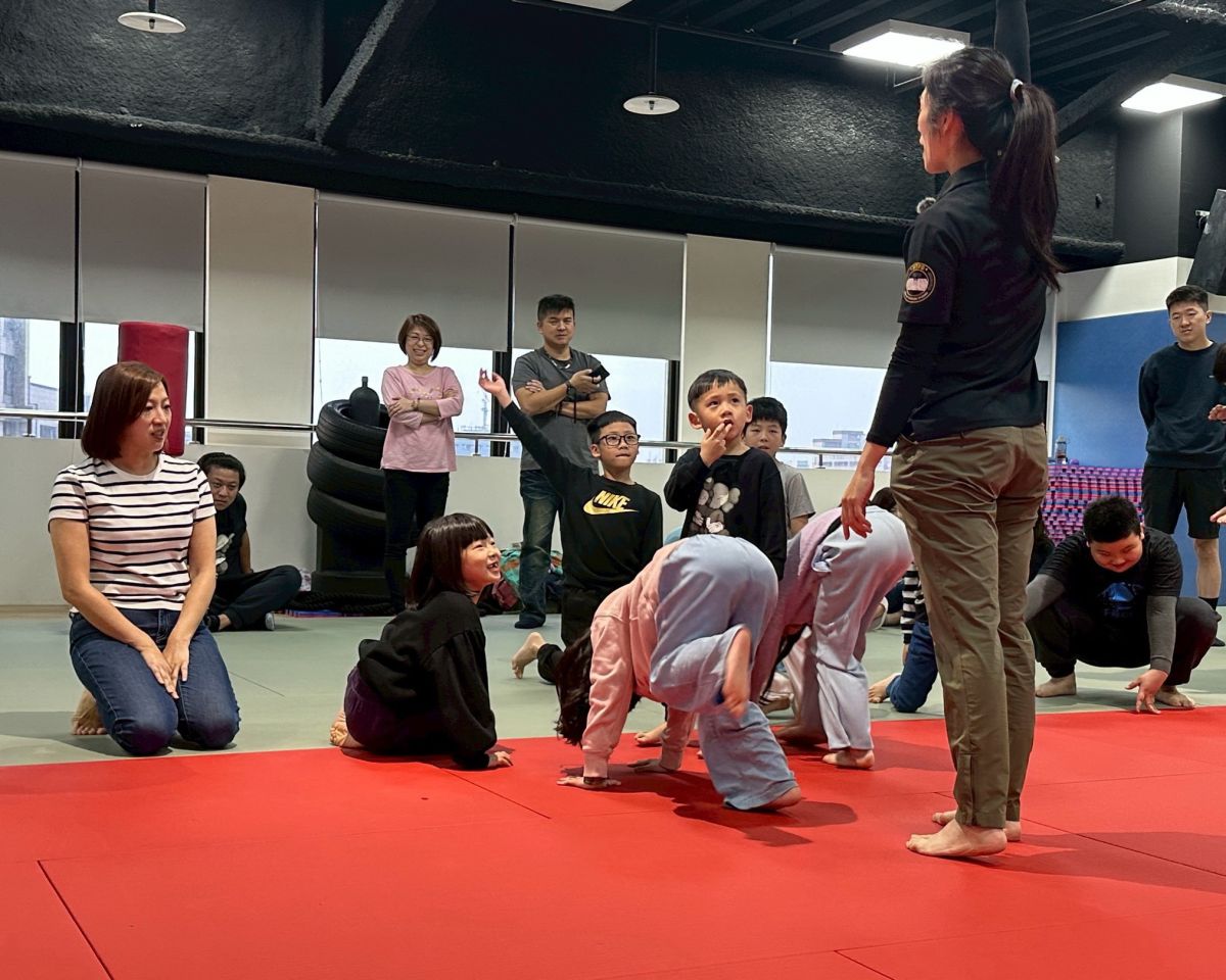 圖/新北市議員陳乃瑜特邀新北市政府警察局專業教官,舉辦「婦幼人身安全暨簡易防身術」課程。(新北市議員陳乃瑜辦公室提供)