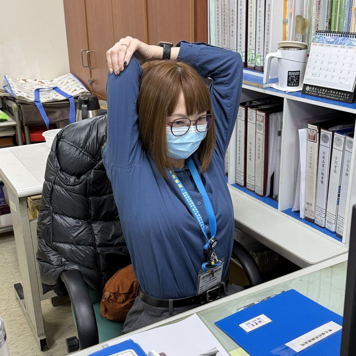 圖/放鬆肩頸與上背,舒緩滑手機、久坐引起的僵硬。(衛生福利部胸腔病院提供)