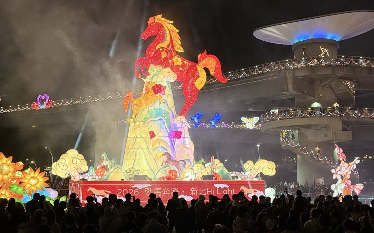 圖／主燈勁馬奔騰亮燈瞬間，全場掌聲雷動，為年度燈會揭開序章。（新北市政府民政局提供）