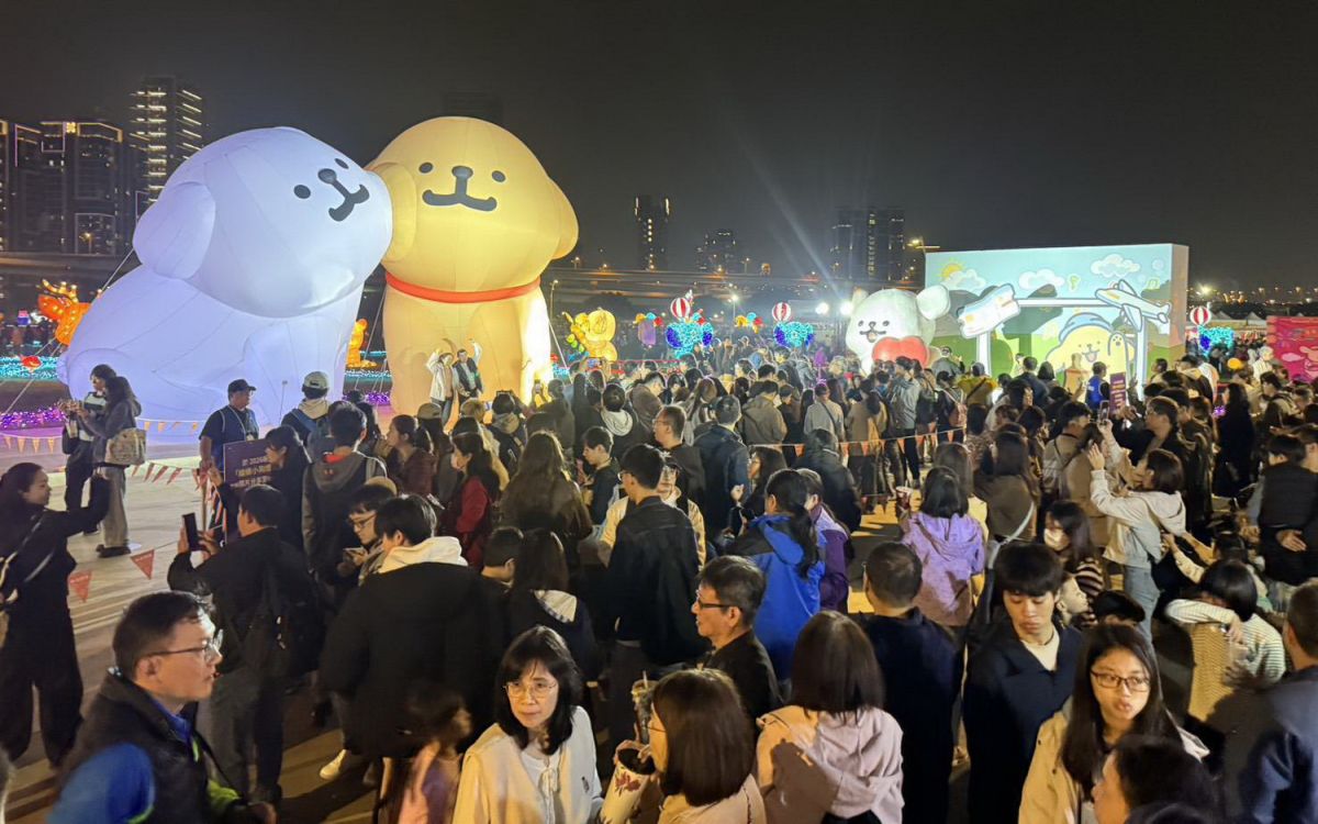 圖／線條小狗燈飾造型可愛精緻，吸引民眾拍照留念。（（新北市政府民政局提供）