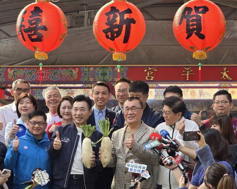 圖／立法院副院長江啟臣與爭取國民黨新北市長提名的李四川前往新店太平宮參香祈福。（新北市議員陳偉杰提供）