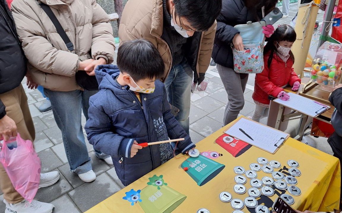 圖/攤位現場除了回收換好禮外,更有闖關小遊戲,只要完成指令,即可獲得精美好禮,歡迎民眾共同祈福響應環保。(新北市政府環保局提供)