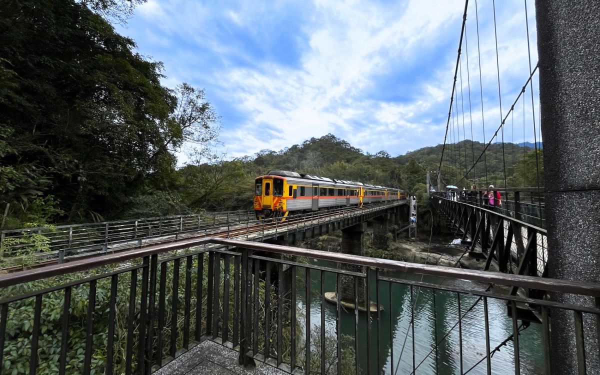 圖/十分站周邊的觀瀑吊橋緊鄰鐵道路段,列車行駛而過形成的獨特景致,是旅途中不可錯過的必拍畫面。(新北市政府觀光旅遊局提供)
