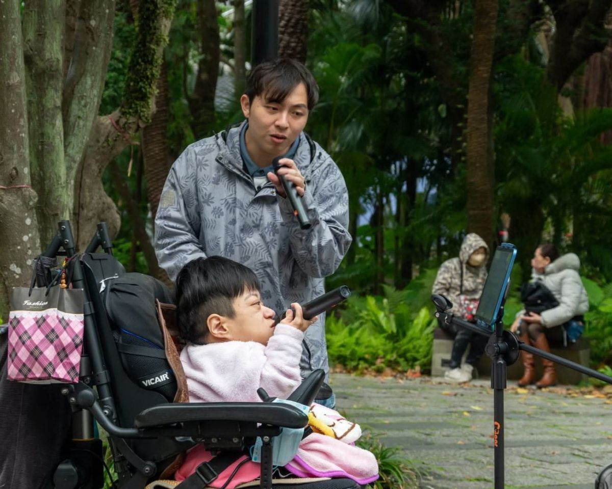 圖／小雪和小新合唱王識賢、孫淑媚的招牌歌「雲中月圓」 深情款款。（新北市政府社會局提供）