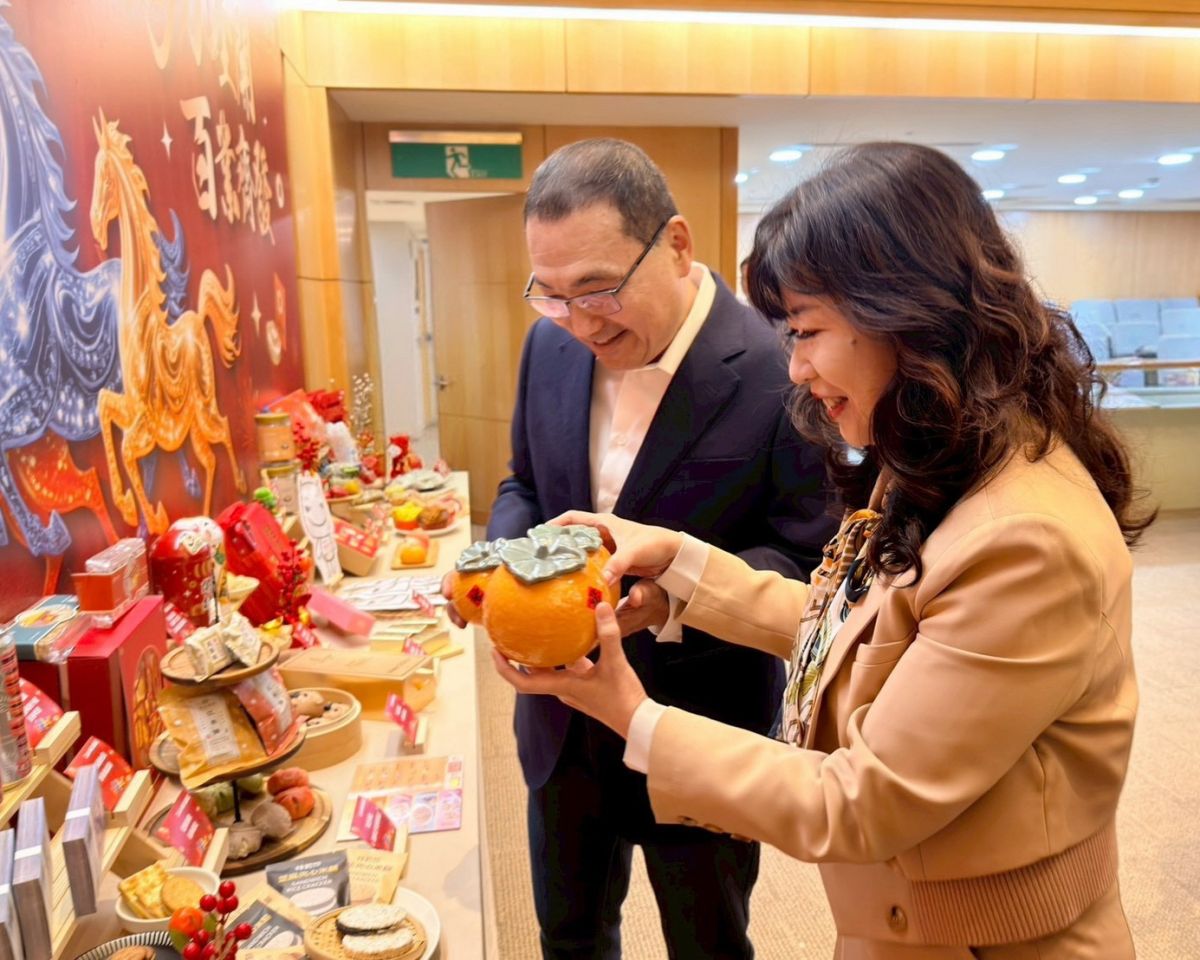 圖／新北市有105處商圈、市場、夜市、觀光工廠及電競基地，經發局長盛筱蓉向市長侯友宜介紹新北的特色伴手禮與年節商品。（新北市政府經發局提供）