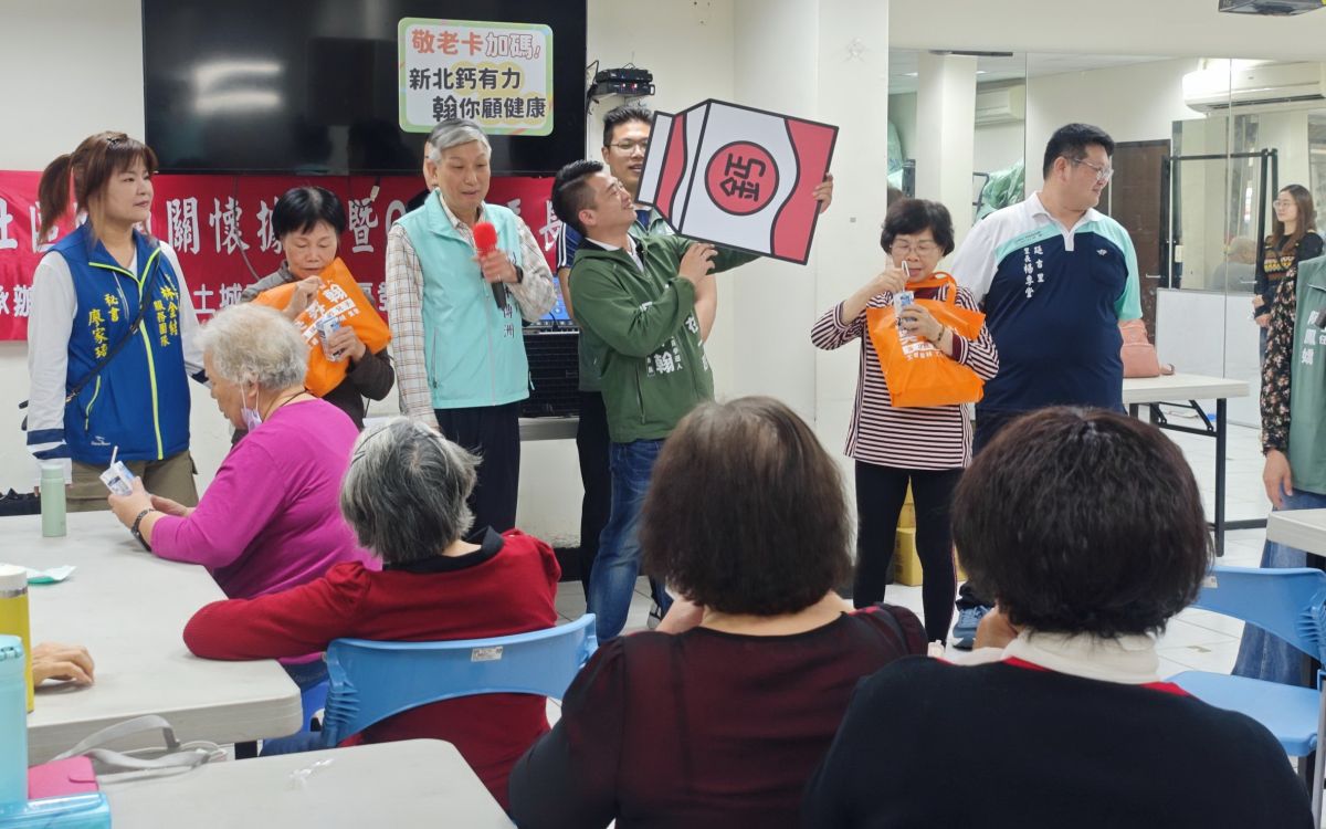 圖／吳昇翰也親自發放保久乳，盼協助長輩補充鈣質、降低骨質疏鬆風險。（吳昇翰提供）