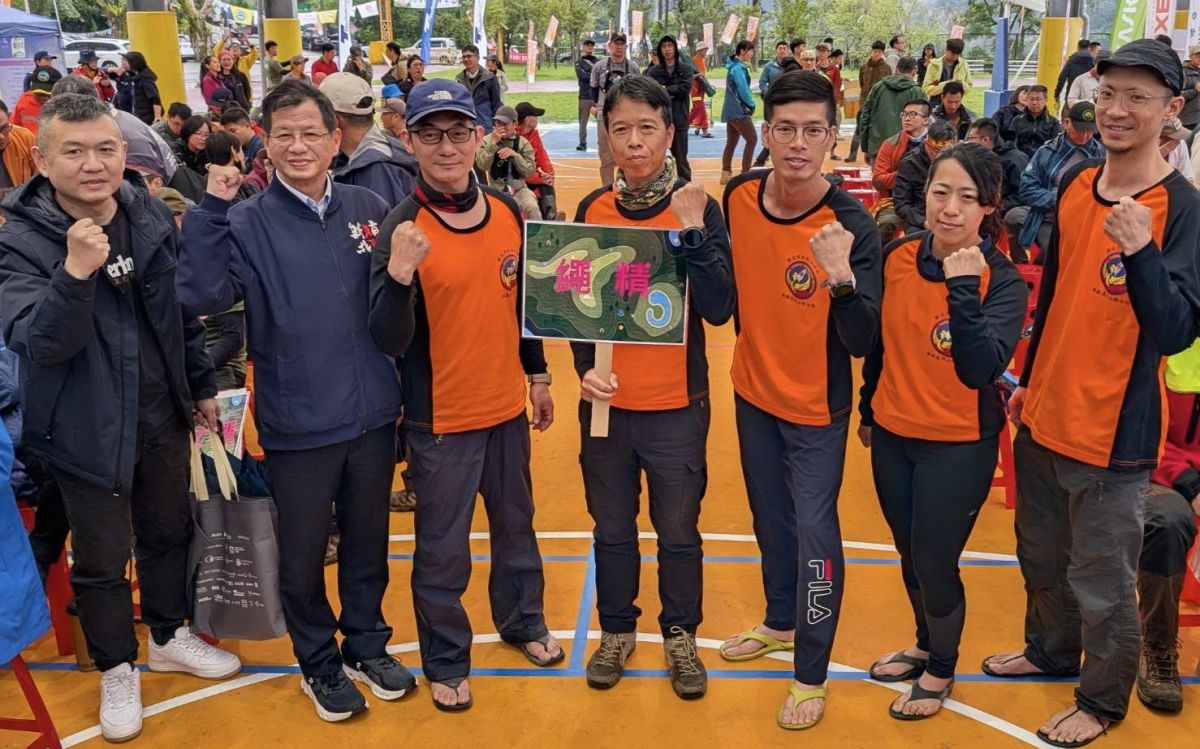 圖／新北市政府消防局局長陳崇岳勉勵新板山搜義消分隊參賽隊伍「繩精」。（新北市政府消防局提供）