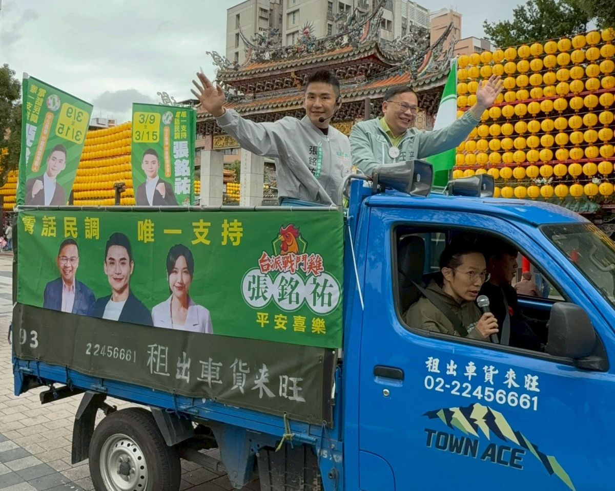 圖/立委王義川陪同「台派戰鬥雞」張銘祐車隊掃街。(張銘祐提供)