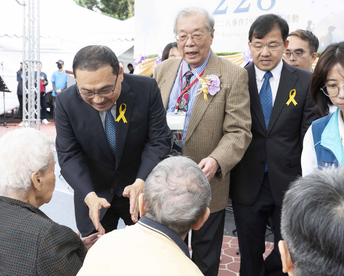 圖/新北市長侯友宜向二二八受難者家屬致意。(新北市政府民政局提供)