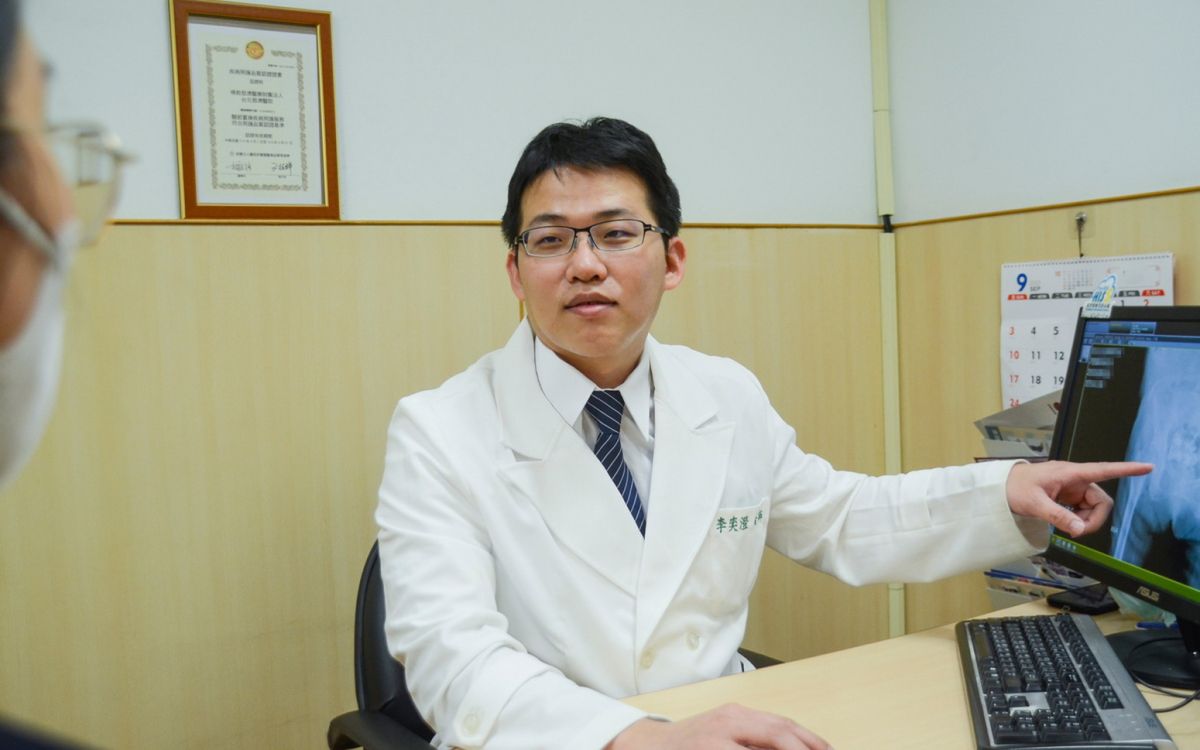 圖／台北慈濟醫院骨科醫師李奕澄指出，胸大肌斷裂屬於相對罕見的運動傷害，但多發生在20至40歲長期從事重量訓練族群。（台北慈濟醫院提供）