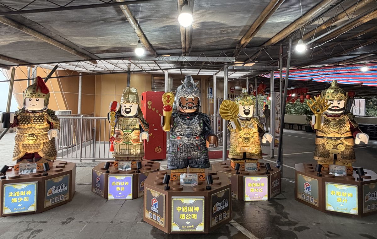 圖／五路財神化身超可愛積木人偶坐鎮金山財神廟。（郭亘芸 攝）