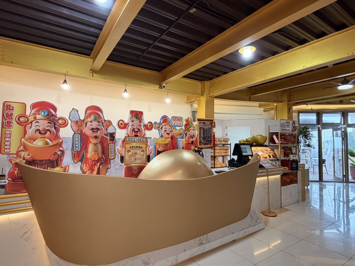 圖／有著元寶造型外觀的「元寶咖啡館」供信眾除了參拜外，還有個地方休息。（郭亘芸 攝）