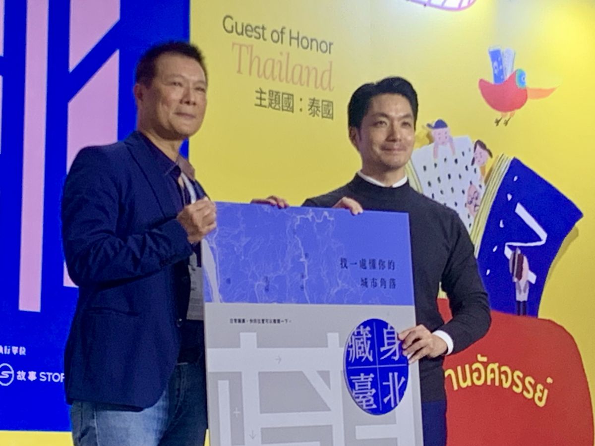 圖／臺北市長蔣萬安(右)與文化局長蔡詩萍共同發表新書《藏身臺北：找一處懂你的城市角落》。（記者 石耀宇 攝）