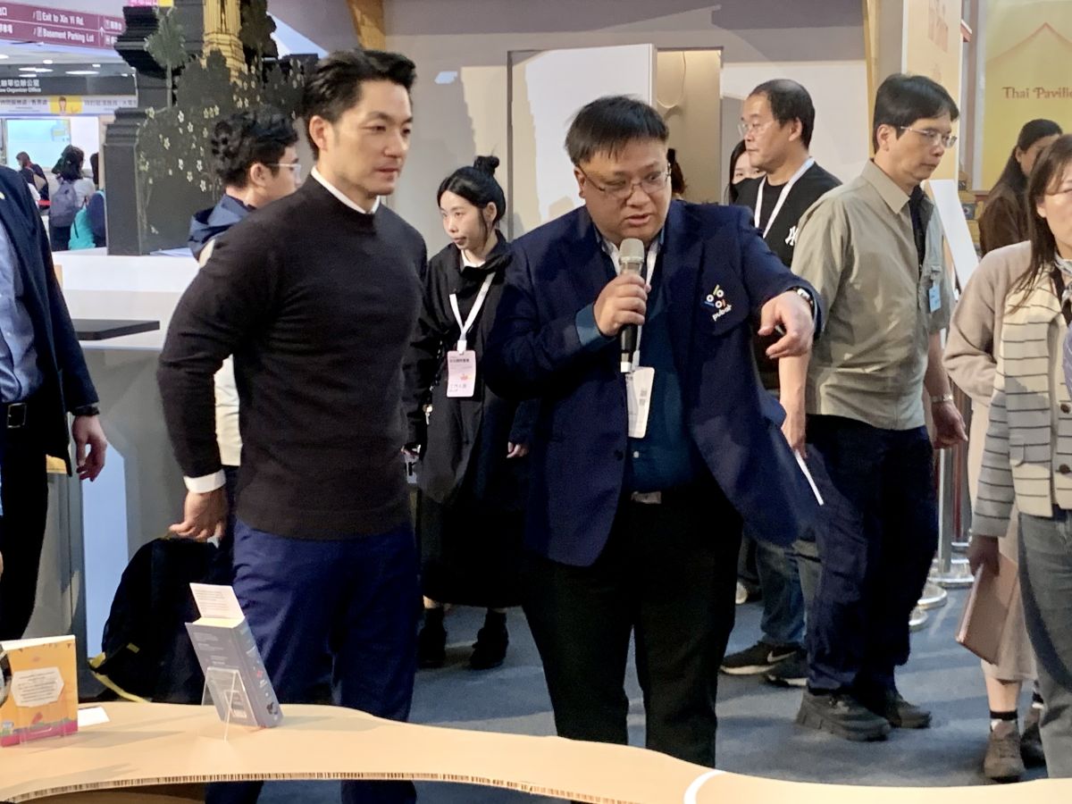 圖／臺北市長蔣萬安(左)參觀泰國主題館。（記者 石耀宇 攝）