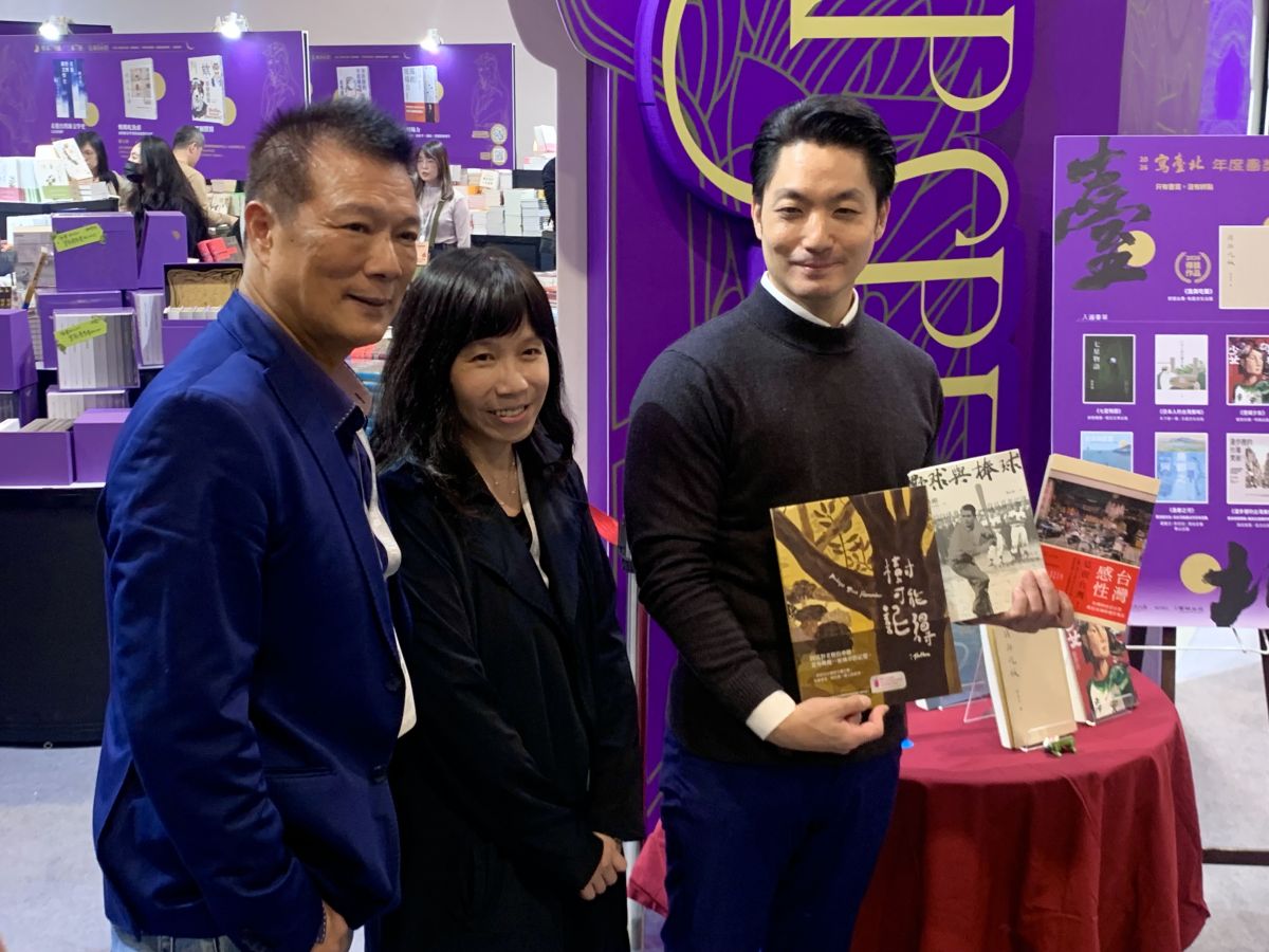 圖／臺北市長蔣萬安(右)、文化局長蔡詩萍(左)參觀書展攤位，與聯經出版代表合影。（記者 石耀宇 攝）