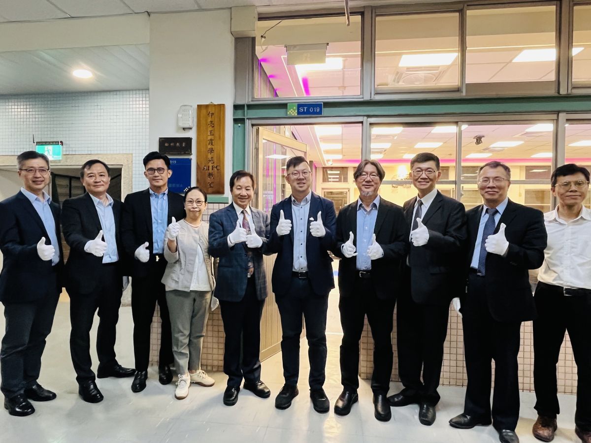 圖/東海大學校長張國恩(左5)、台中市數位發展局局長林谷隆(左6)、ASUS總經理廖逸翔(左2)、輝達台灣區資深業務協理邾亦為(左3)、AMD台灣區資深業務協理黃偉喬(左1)等人皆到場。(東海大學 提供)