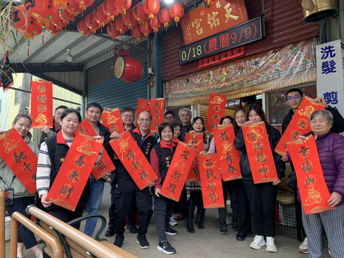 圖/張恆榮近幾年都會在過年前書寫春聯與大家結緣,雖然每一年都要絞盡腦汁的創作有趣的作品,但書法底蘊的呈現無可取代。(林意欽 攝影)