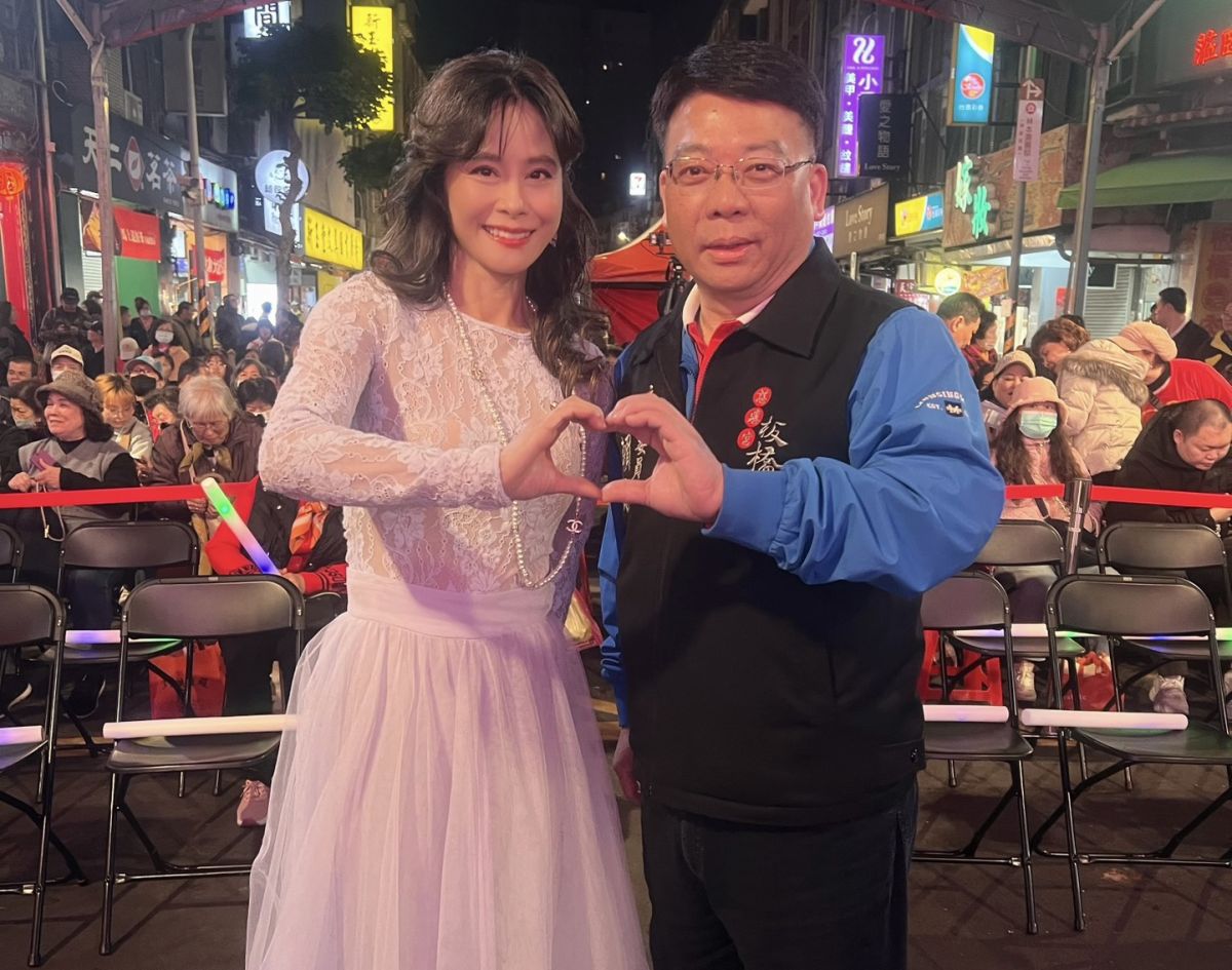 圖／辛甘與板橋慈惠宮主委賴春穆合影。（主辦單位提供）