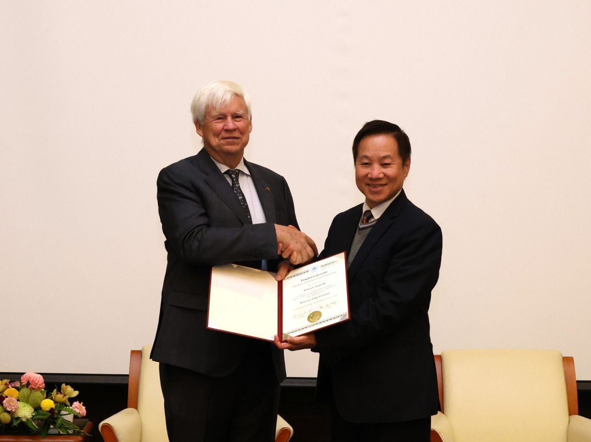圖／張國恩校長親頒榮譽教授聘書及琉璃教堂紀念品予 Engle教授，並表示大學應成為連結學術與實務、引領理性討論的關鍵角色。（東海大學提供）