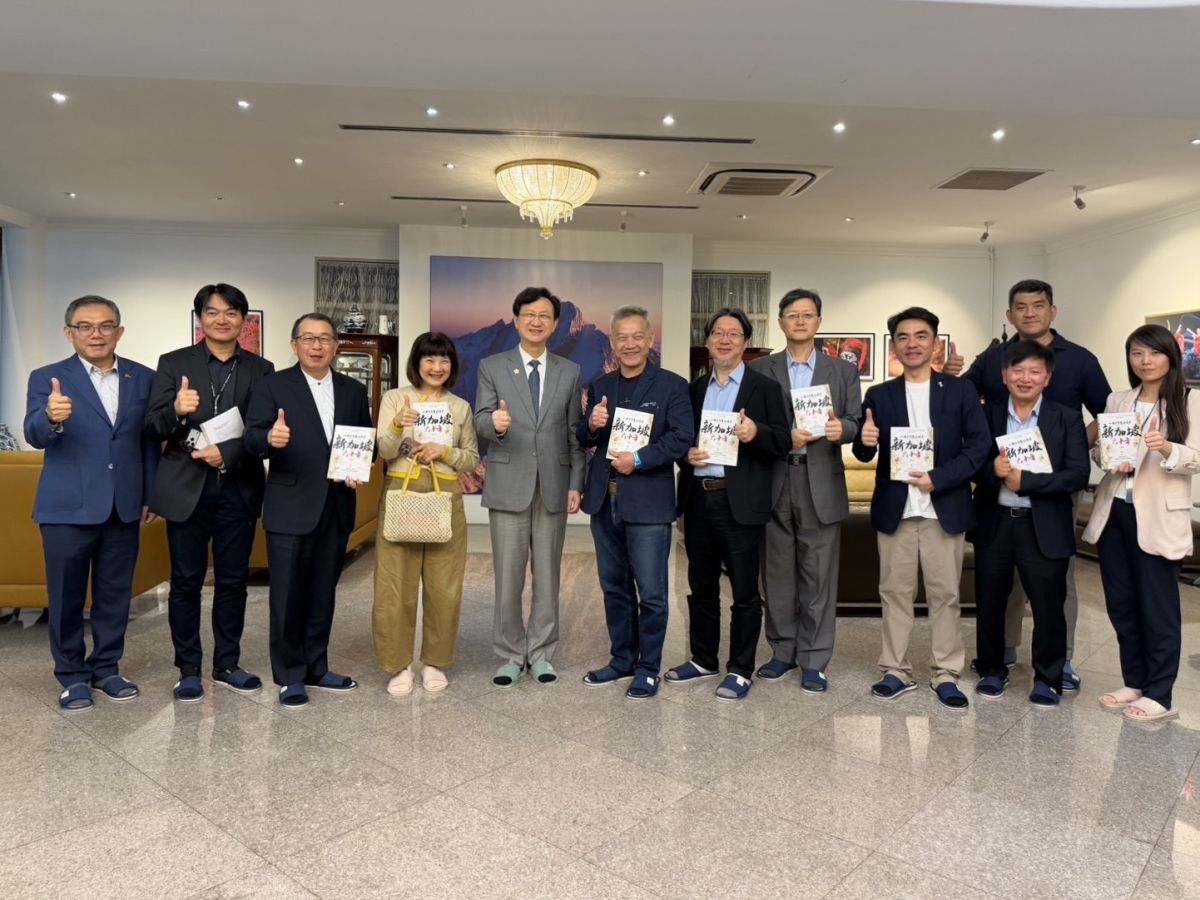 圖／駐新加坡代表童振源大使（左5）肯定本次論壇對偏鄉教育所帶來的深遠意義，是實踐「教育外交」的具體展現。（東海大學 提供）