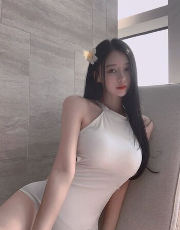 圖／李雅英換了不同套泳衣。（翻攝自Instagram／yyyoungggggg）