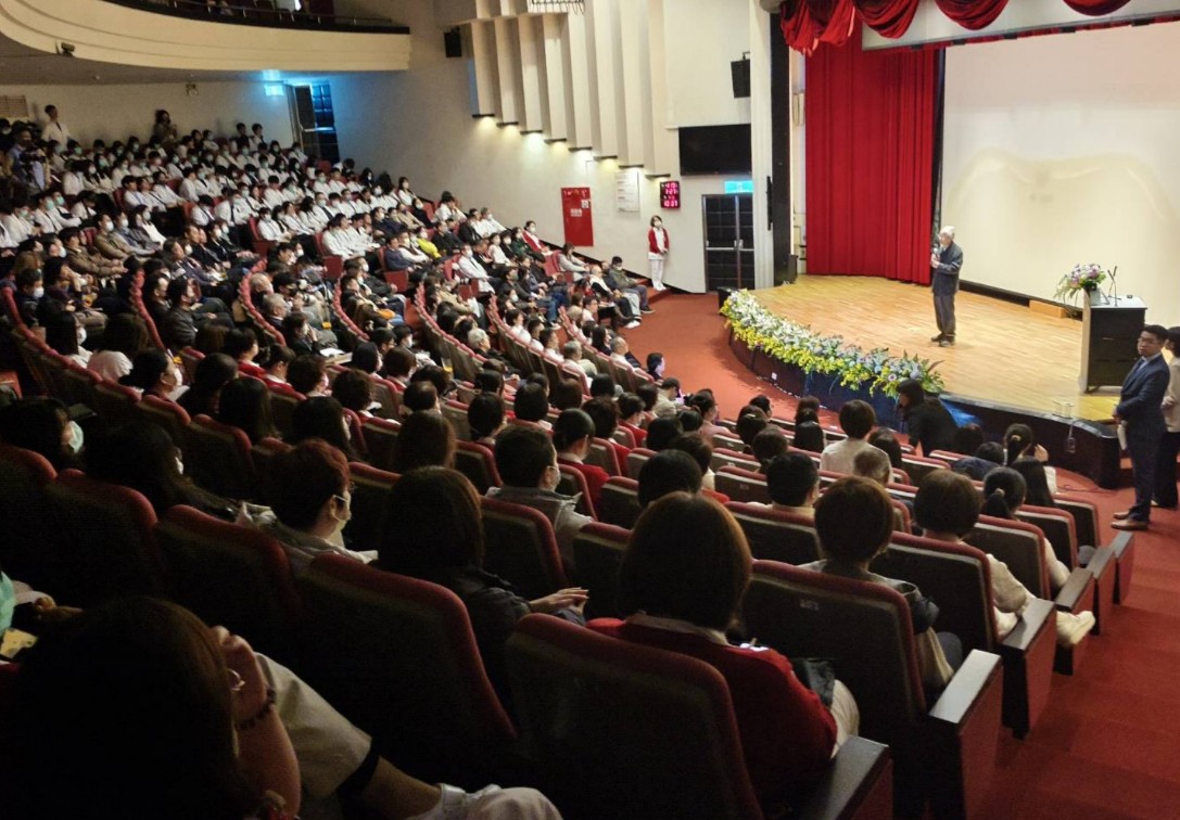 圖/八仙塵爆十週年紀念暨莊秀樹醫師追思會,曾參與急性救治與重建照護的醫師、護理師、返院支援的系友齊聚一堂。(記者孟龍攝)