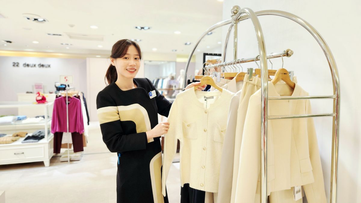 圖／「22 deux deux」推出細閃金釦針織外套，原價6,590元 特價3,950元，超優惠6折。（大葉高島屋提供）