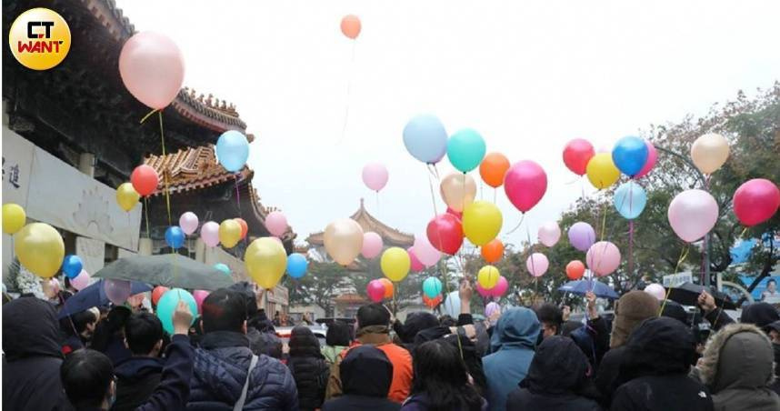 圖/割頸案亡故少年的同學,放氣球表達祝福。(CTWANT 提供)