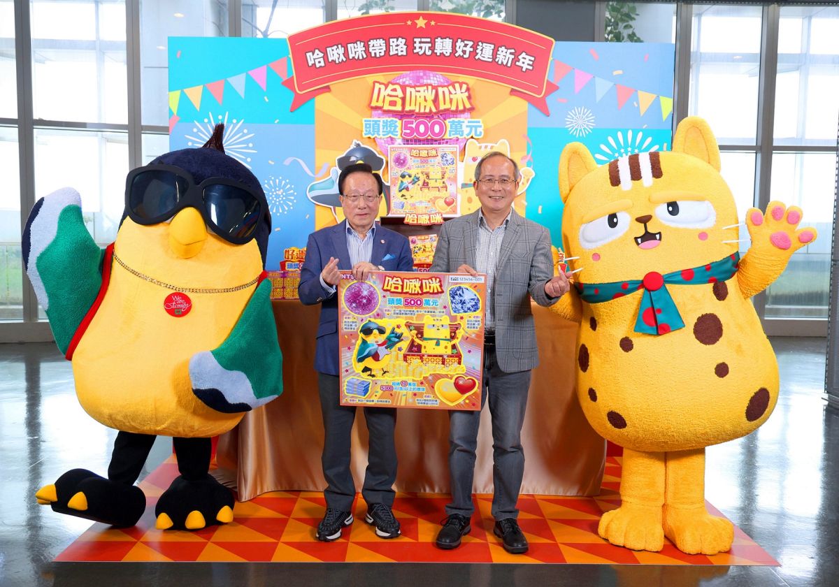 圖/台灣彩券吉祥物團體由瑞力酷(左1)與灣得福(右1)組成,出道同步推出售價500元的聯名刮刮樂,頭獎500萬元共有4個。(台彩提供)
