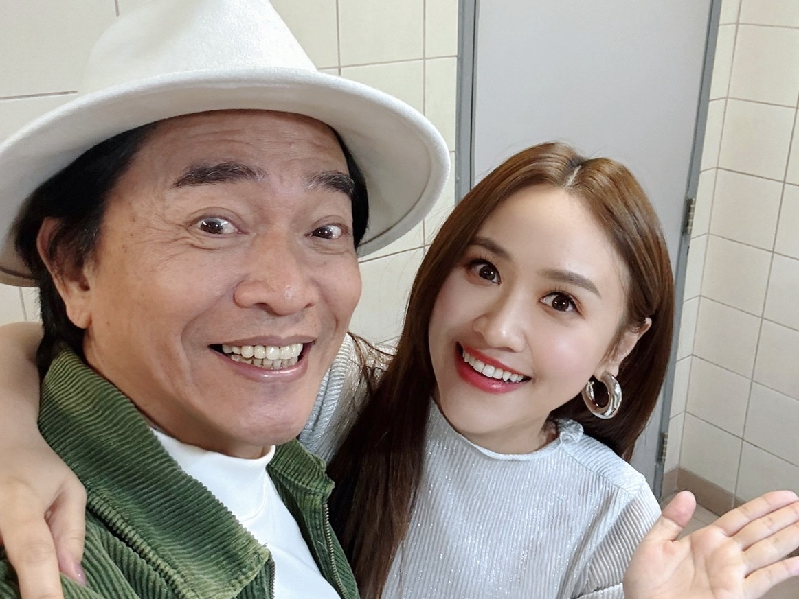 圖／吳姍儒(右)代班期間話題不斷，父親吳宗憲過去直播發言也曾引起網路討論。（翻攝 FB／吳姍儒 Sandy Wu）