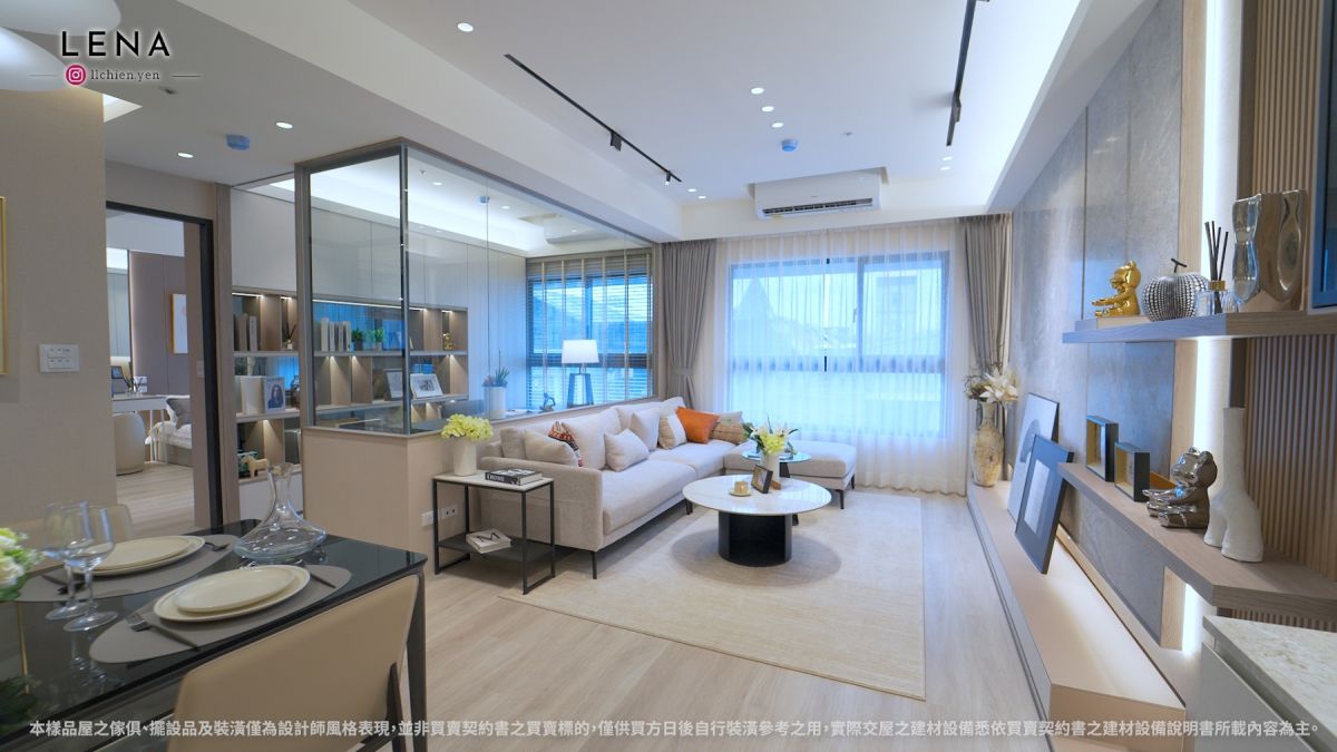 圖／「富麗賀」38坪3房樣品屋，設有獨立落塵區、整面鞋櫃收納，客廳寬超過3米，柱體大多在外，格局方正實用。（翻攝自YT土地婆麗娜）